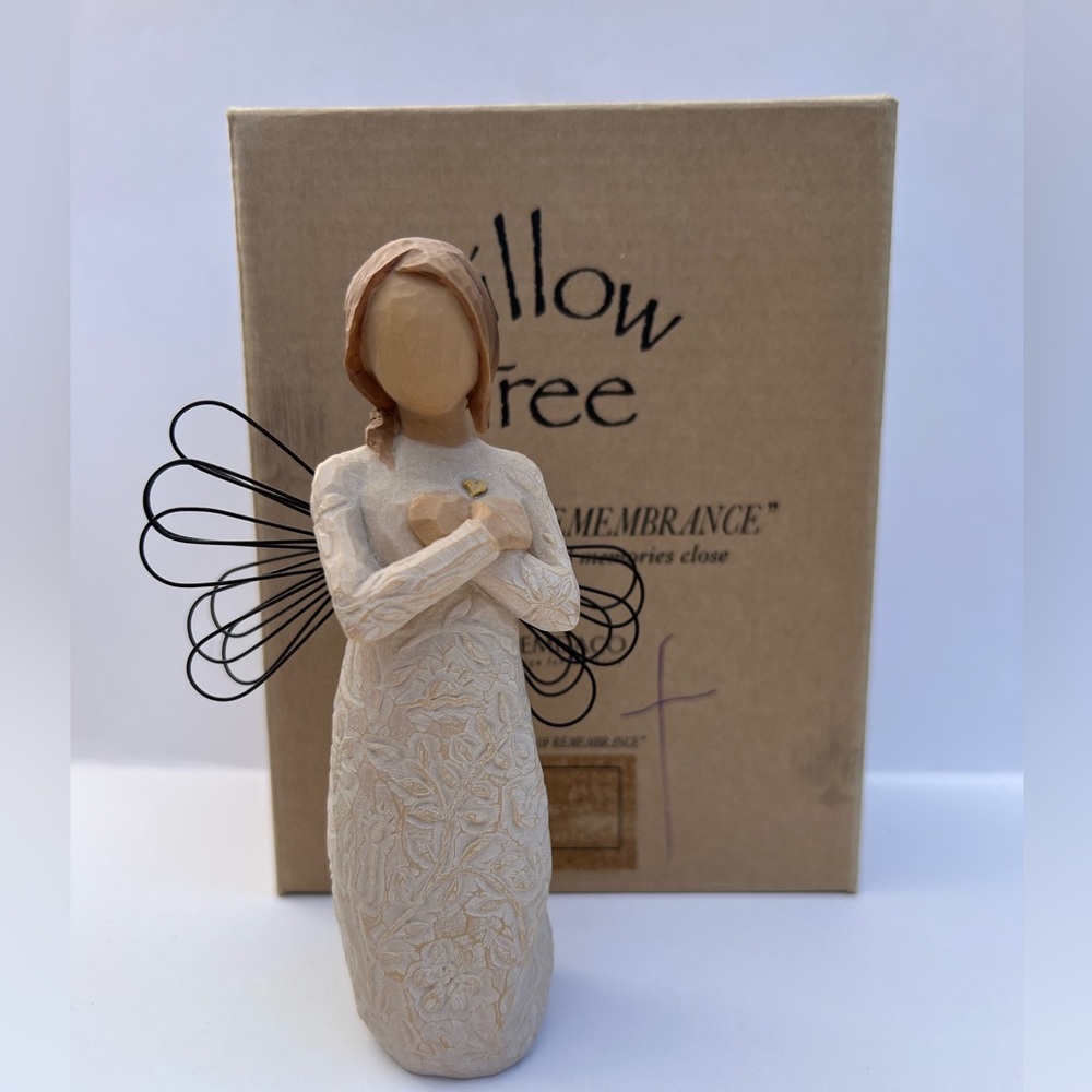 EUC~ Willow Tree Remembrance Angel Memories in original box.